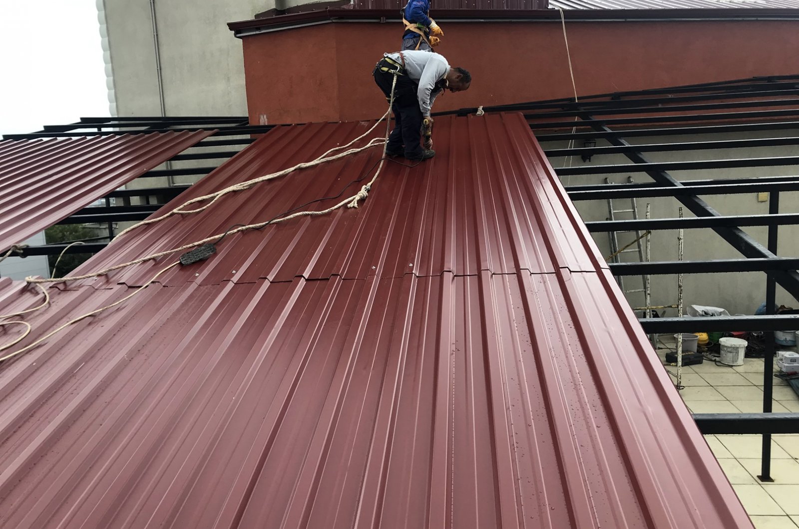 Trapez Saç çatı Kaplaması yapımı alt straforu ile ısı yalıtım işleri firmamız tarafından yapılmaktadır.